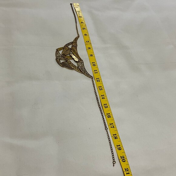 Artsy Fashion Costume Gold Tone Metal Necklace with Filigree detail - Picture 6 of 9